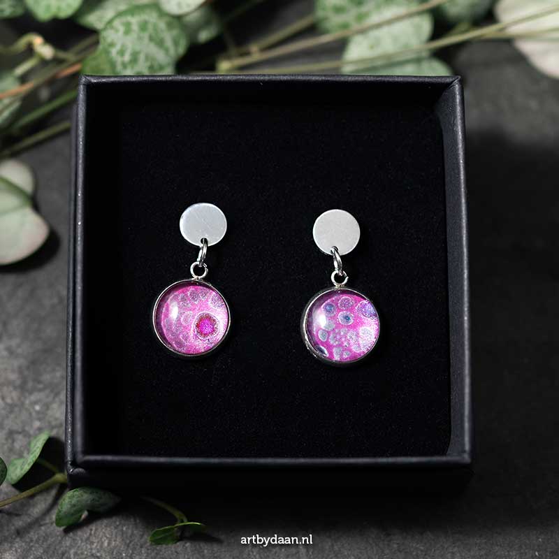 Stainless steel oorknopjes met roze handgemaakte hanger Stainless steel oorknopjes met roze handgemaakte hanger