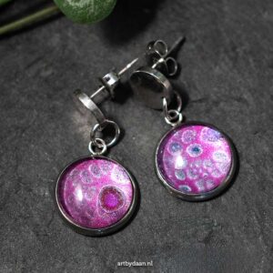 Stainless steel oorknopjes met roze handgemaakte hanger