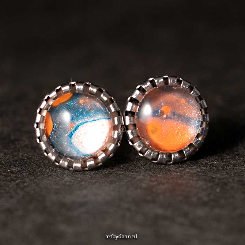 prachtige unieke handgemaakte oorknopjes bewerkte rand oranje en blauw prachtige unieke handgemaakte oorknopjes bewerkte rand oranje en blauw