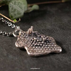 Exclusieve sterling zilveren ketting met organische hanger