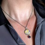bijzondere kleurrijke ketting met fuchsia turquoise hanger en roze tijgeroog