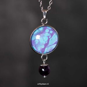 Aparte handgemaakte ketting met turquoise-paarse hanger en amethist