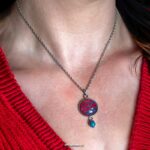 Unieke kleurrijke ketting met rood-blauwe hanger en apatiet