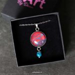 Unieke kleurrijke ketting met rood-blauwe hanger en apatiet
