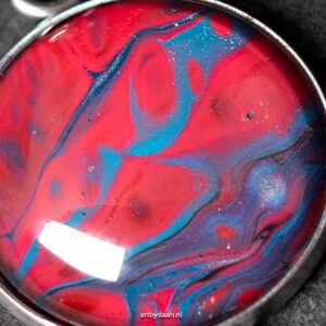 Unieke kleurrijke ketting met rood-blauwe hanger en apatiet