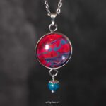 Unieke kleurrijke ketting met rood-blauwe hanger en apatiet
