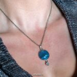 Bijzondere handgemaakte ketting met blauw gestreepte hanger en labradoriet Bijzondere handgemaakte ketting met blauw gestreepte hanger en labradoriet