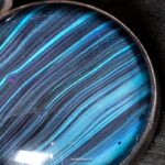 Bijzondere handgemaakte ketting met blauw gestreepte hanger en labradoriet Bijzondere handgemaakte ketting met blauw gestreepte hanger en labradoriet