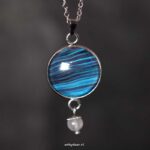 Bijzondere handgemaakte ketting met blauw gestreepte hanger en labradoriet Bijzondere handgemaakte ketting met blauw gestreepte hanger en labradoriet