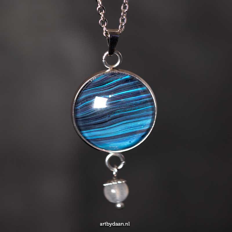 Bijzondere handgemaakte ketting met blauw gestreepte hanger en labradoriet
