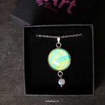 Bijzondere handgemaakte ketting met limegroene hanger en labradoriet