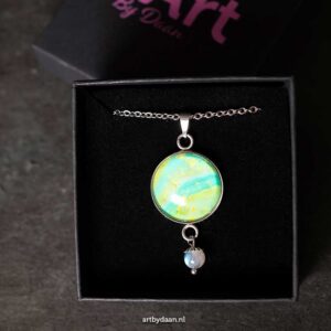 Bijzondere handgemaakte ketting met limegroene hanger en labradoriet