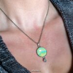 Bijzondere handgemaakte ketting met limegroene hanger en labradoriet