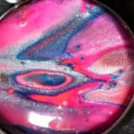 Kleurrijke en aparte ketting met roze-blauwe hanger en labradoriet
