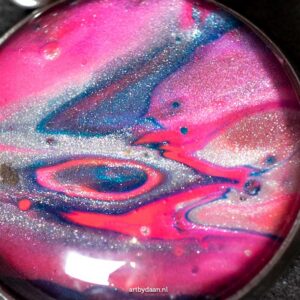 Kleurrijke en aparte ketting met roze-blauwe hanger en labradoriet