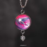 Kleurrijke en aparte ketting met roze-blauwe hanger en labradoriet