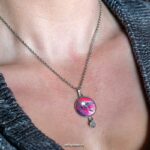 Kleurrijke en aparte ketting met roze-blauwe hanger en labradoriet