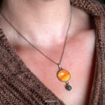 Aparte stainless steel ketting met okergele hanger en mosagaat