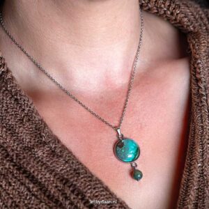 bijzondere kleurrijke ketting met fuchsia turquoise hanger en roze tijgeroog