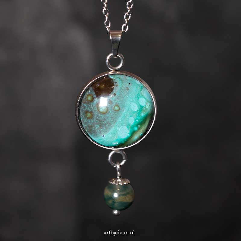 Unieke handgemaakte ketting met groen-turquoise hanger en mosagaat