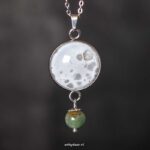 Bijzondere stainless steel ketting met witte hanger en mosagaat Bijzondere stainless steel ketting met witte hanger en mosagaat