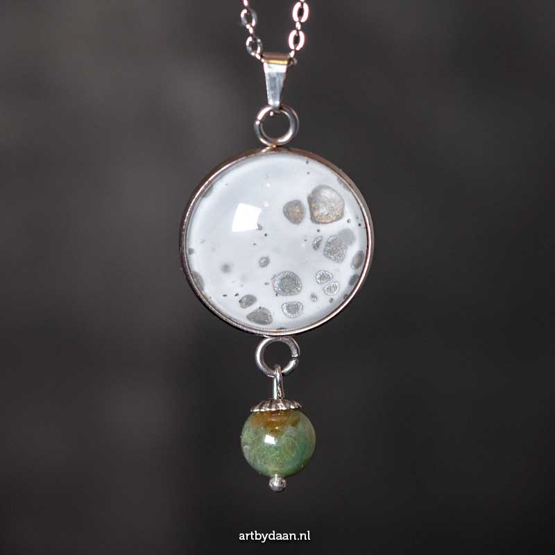 Bijzondere stainless steel ketting met witte hanger en mosagaat