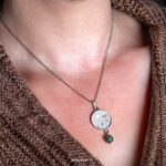 Bijzondere stainless steel ketting met witte hanger en mosagaat Bijzondere stainless steel ketting met witte hanger en mosagaat