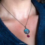 Aparte handgemaakte ketting met blauw-oranje hanger en roze tijgeroog Aparte handgemaakte ketting met blauw-oranje hanger en roze tijgeroog