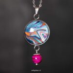 Aparte handgemaakte ketting met blauw-oranje hanger en roze tijgeroog Aparte handgemaakte ketting met blauw-oranje hanger en roze tijgeroog