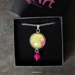 Unieke stainless steel ketting met limegroen-roze hanger en roze tijgeroog