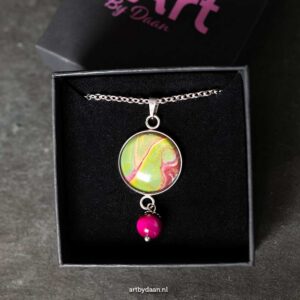Unieke stainless steel ketting met limegroen-roze hanger en roze tijgeroog