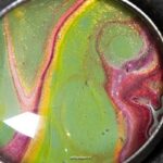 Unieke stainless steel ketting met limegroen-roze hanger en roze tijgeroog