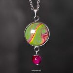 Unieke stainless steel ketting met limegroen-roze hanger en roze tijgeroog