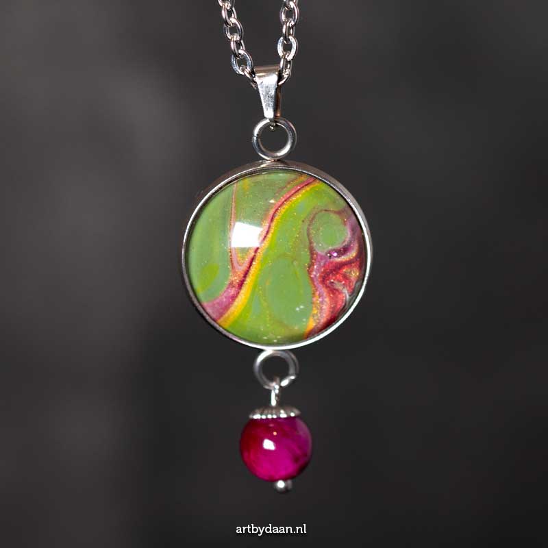 Unieke stainless steel ketting met limegroen-roze hanger en roze tijgeroog