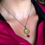 Unieke stainless steel ketting met limegroen-roze hanger en roze tijgeroog