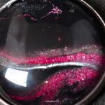 Kleurrijke handgemaakte ketting met zwart-magenta hanger en roze tijgeroog