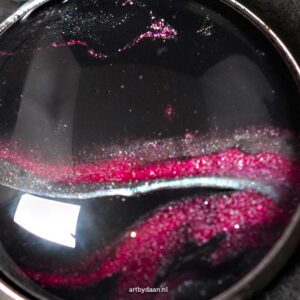 Kleurrijke handgemaakte ketting met zwart-magenta hanger en roze tijgeroog