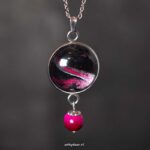 Kleurrijke handgemaakte ketting met zwart-magenta hanger en roze tijgeroog