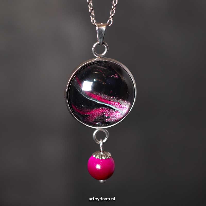 Kleurrijke handgemaakte ketting met zwart-magenta hanger en roze tijgeroog