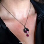 Kleurrijke handgemaakte ketting met zwart-magenta hanger en roze tijgeroog