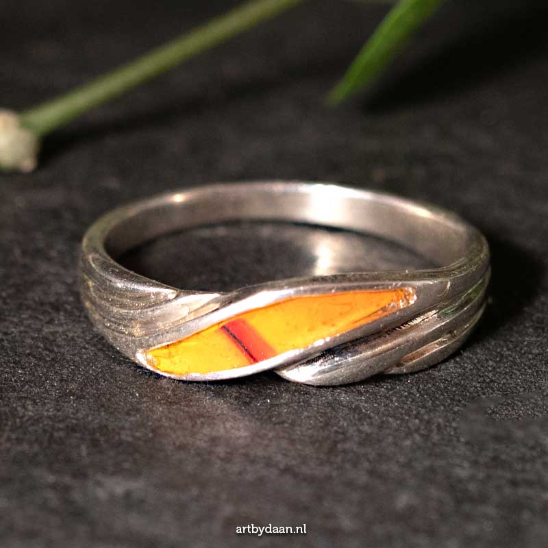 Bijzondere sterling zilveren ring met oranje en gele inleg
